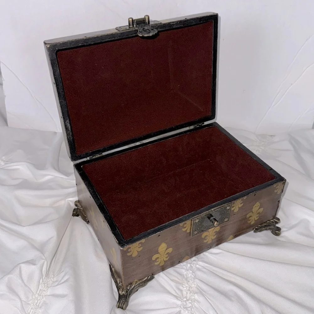 Vintage Fleur De Lis Broach Box Jewelry Casket Storage Box French Louis Rococo